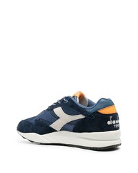 dunkelblaue und weiße Sportschuhe von Diadora