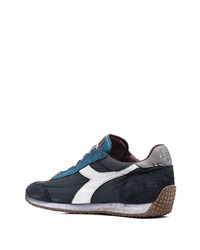 dunkelblaue und weiße Sportschuhe von Diadora