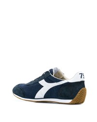 dunkelblaue und weiße Sportschuhe von Diadora