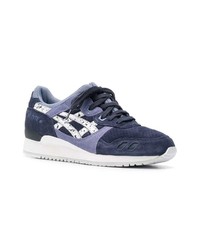 dunkelblaue und weiße Sportschuhe von Asics