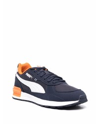 dunkelblaue und weiße Sportschuhe von Puma