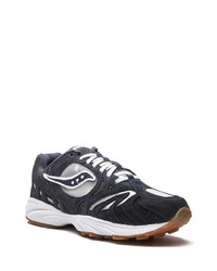 dunkelblaue und weiße Sportschuhe von Saucony