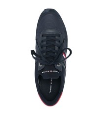 dunkelblaue und weiße Sportschuhe von Tommy Hilfiger