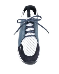 dunkelblaue und weiße Sportschuhe von Emporio Armani