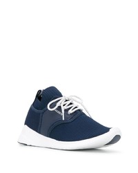 dunkelblaue und weiße Sportschuhe von Lacoste