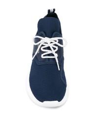 dunkelblaue und weiße Sportschuhe von Lacoste