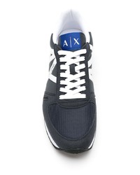 dunkelblaue und weiße Sportschuhe von Armani Exchange