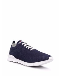 dunkelblaue und weiße Sportschuhe von Kiton