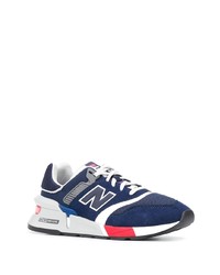 dunkelblaue und weiße Sportschuhe von New Balance