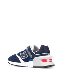 dunkelblaue und weiße Sportschuhe von New Balance