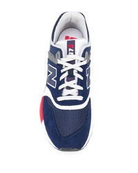 dunkelblaue und weiße Sportschuhe von New Balance