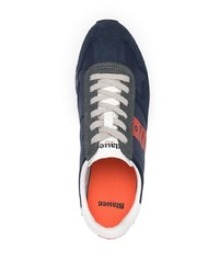 dunkelblaue und weiße Sportschuhe von Blauer