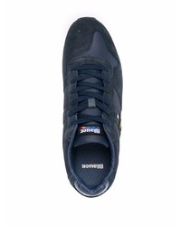 dunkelblaue und weiße Sportschuhe von Blauer