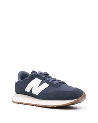 dunkelblaue und weiße Sportschuhe von New Balance