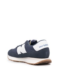 dunkelblaue und weiße Sportschuhe von New Balance