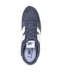 dunkelblaue und weiße Sportschuhe von New Balance