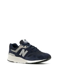 dunkelblaue und weiße Sportschuhe von New Balance