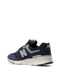 dunkelblaue und weiße Sportschuhe von New Balance