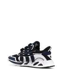 dunkelblaue und weiße Sportschuhe von Adidas By White Mountaineering