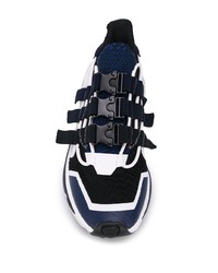 dunkelblaue und weiße Sportschuhe von Adidas By White Mountaineering