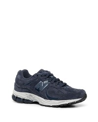 dunkelblaue und weiße Sportschuhe von New Balance