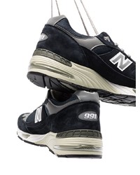 dunkelblaue und weiße Sportschuhe von New Balance