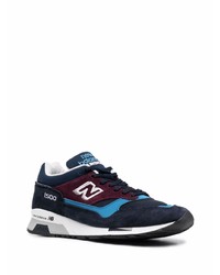 dunkelblaue und weiße Sportschuhe von New Balance