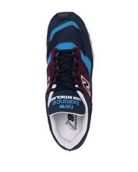 dunkelblaue und weiße Sportschuhe von New Balance