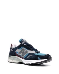 dunkelblaue und weiße Sportschuhe von New Balance