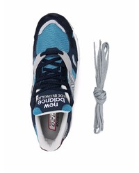 dunkelblaue und weiße Sportschuhe von New Balance