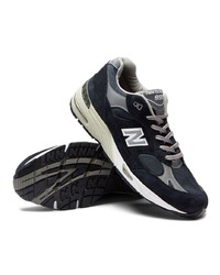 dunkelblaue und weiße Sportschuhe von New Balance