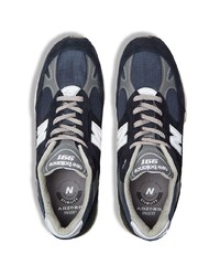 dunkelblaue und weiße Sportschuhe von New Balance