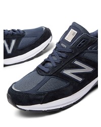 dunkelblaue und weiße Sportschuhe von New Balance