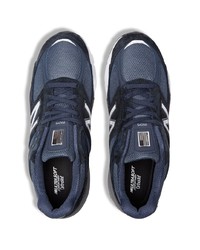 dunkelblaue und weiße Sportschuhe von New Balance