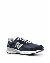 dunkelblaue und weiße Sportschuhe von New Balance