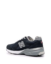 dunkelblaue und weiße Sportschuhe von New Balance