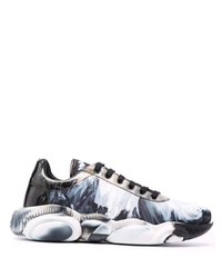 dunkelblaue und weiße Sportschuhe von Moschino