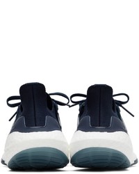 dunkelblaue und weiße Sportschuhe von adidas Originals