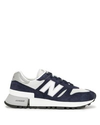 dunkelblaue und weiße Sportschuhe von New Balance