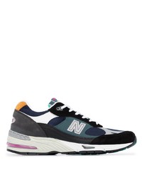 dunkelblaue und weiße Sportschuhe von New Balance