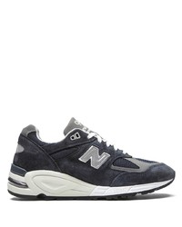 dunkelblaue und weiße Sportschuhe von New Balance