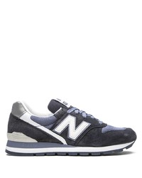 dunkelblaue und weiße Sportschuhe von New Balance