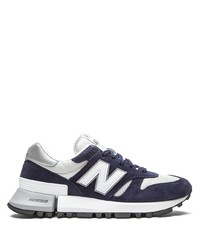 dunkelblaue und weiße Sportschuhe von New Balance