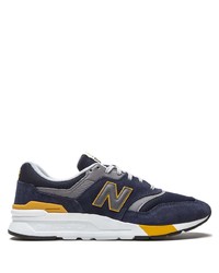 dunkelblaue und weiße Sportschuhe von New Balance