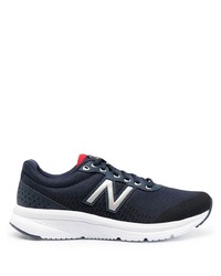 dunkelblaue und weiße Sportschuhe von New Balance