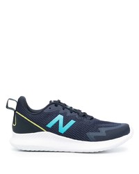 dunkelblaue und weiße Sportschuhe von New Balance