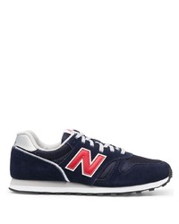 dunkelblaue und weiße Sportschuhe von New Balance