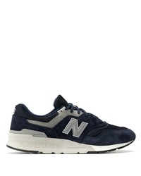 dunkelblaue und weiße Sportschuhe von New Balance