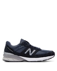 dunkelblaue und weiße Sportschuhe von New Balance