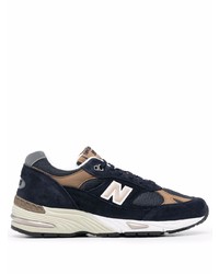 dunkelblaue und weiße Sportschuhe von New Balance